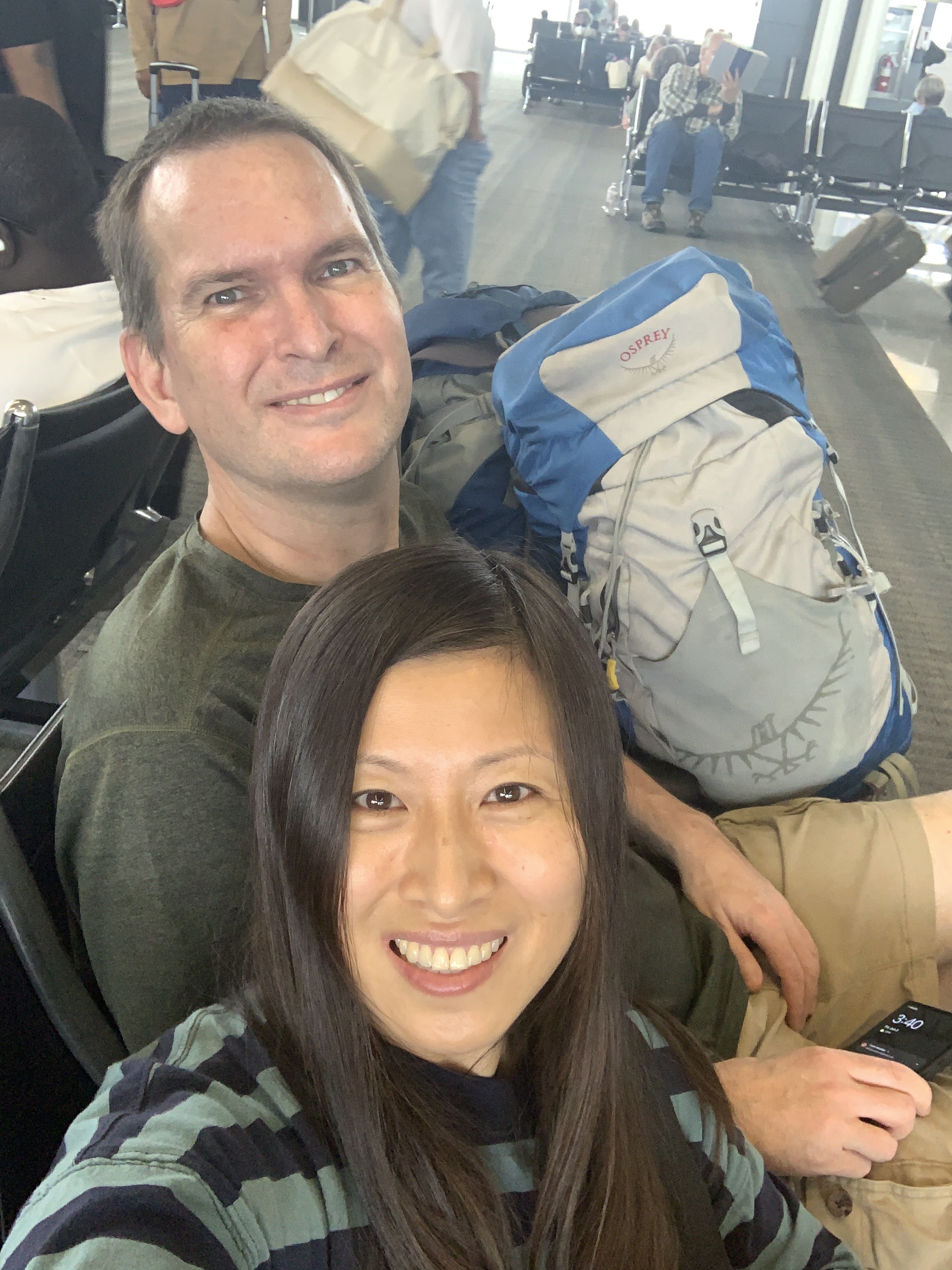 A couple and two backpacks 又出去玩儿了,高兴